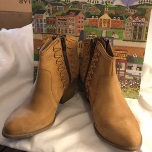 Musse & Cloud "Athya" Nubuck Leather Ankle Boots